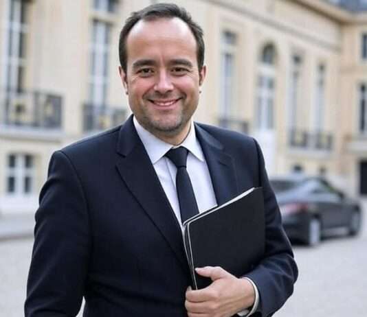 Frankreichs Energiepolitik im Stresstest: Lecornu übersteht zweifache Misstrauensabstimmung Sebastian_Lecornu_Lächeln_positiv_Illustration