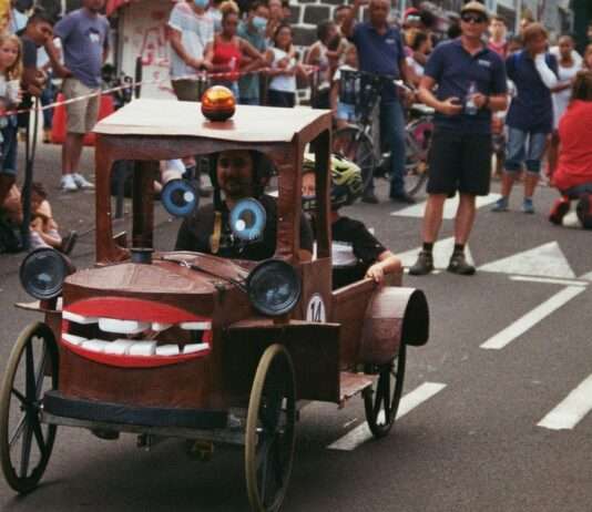 Angoulême im Seifenkistenfieber: Ein Stadtfest auf Rädern Seifenkisten-Rennen_Illustration