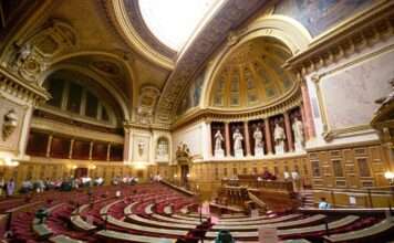 Benzinpreise im Fokus: Der Senat will Spekulation verfolgen Senat_Nationalversammlung_Wikipedia