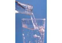 Mont Roucous: Warum die Mineralwasser-Lieblingsmarke gerade knapp wird Stilles_Mineralwasser_Wikipedia