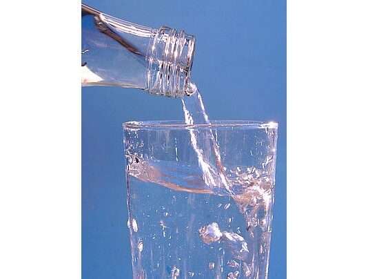 Mont Roucous: Warum die Mineralwasser-Lieblingsmarke gerade knapp wird Stilles_Mineralwasser_Wikipedia