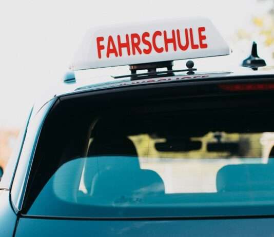 500 Fahrschulautos blockieren Paris – warum Frankreichs Führerschein-System vor dem Kollaps steht Fahrschule