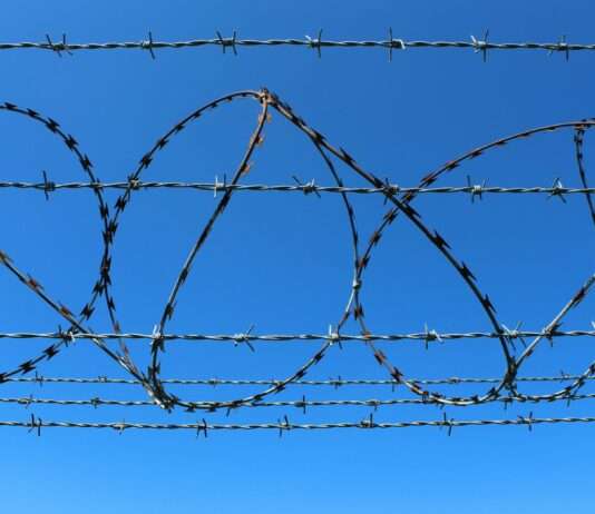 Clermont-Ferrand: Barrieren aus Stacheldraht gegen Dealer – wenn Bürger selbst zur Tat schreiten Stacheldraht