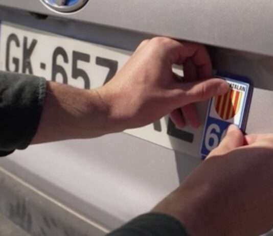 Bekenntnis oder Verkehrsverstoß? Warum Autofahrer in Südfrankreich zur Kasse gebeten werden Aufkleber_Kennzeichen_ScreenFranceTV