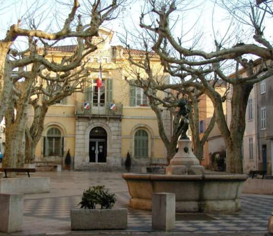 Collobrières – Wo die Kastanie zur Seele eines ganzen Dorfes wird Collobrieres-Place_de_la_Libération