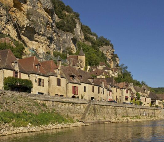 Gold im Glas, Ruhe im Fluss: Périgord Pourpre hautnah erleben La_Roque-Gageac_Dordogne