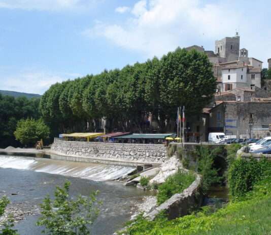 Laroque und der goldene Bogen: Wenn ein Dorf um seine Seele ringt Laroque,_l'église,_l'Hérault_et_le_barrage
