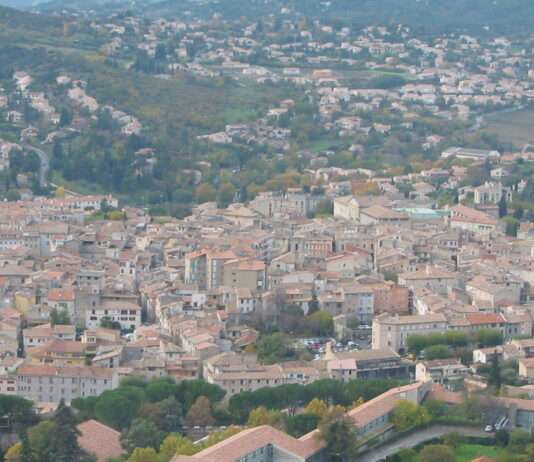 Versteckte Geschenke und offene Herzen – wie eine Näherin in Manosque die Stadt verzaubert Manosque_Wikipedia