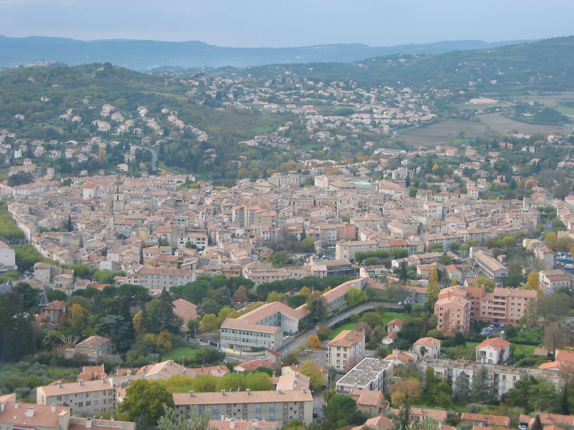 Versteckte Geschenke und offene Herzen – wie eine Näherin in Manosque die Stadt verzaubert