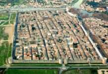 Aigues Mortes – Steinernes Tor zur Zeit Aigues_mortes_Wikipedia