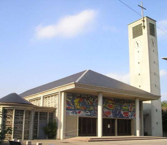 Audincourt – Wo Beton leuchtet und Kunst predigt Audincourt_Sacré-Cœur_Außenansicht