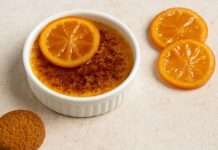Crème Brûlée mit Spekulatius und kandierten Orangen: Der französische Klassiker in weihnachtlichem Gewand Crème-Brûlée-mit-Spekulatius-und-kandierten-Orangen