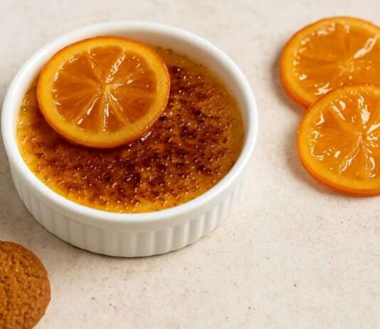 Crème Brûlée mit Spekulatius und kandierten Orangen: Der französische Klassiker in weihnachtlichem Gewand Crème-Brûlée-mit-Spekulatius-und-kandierten-Orangen