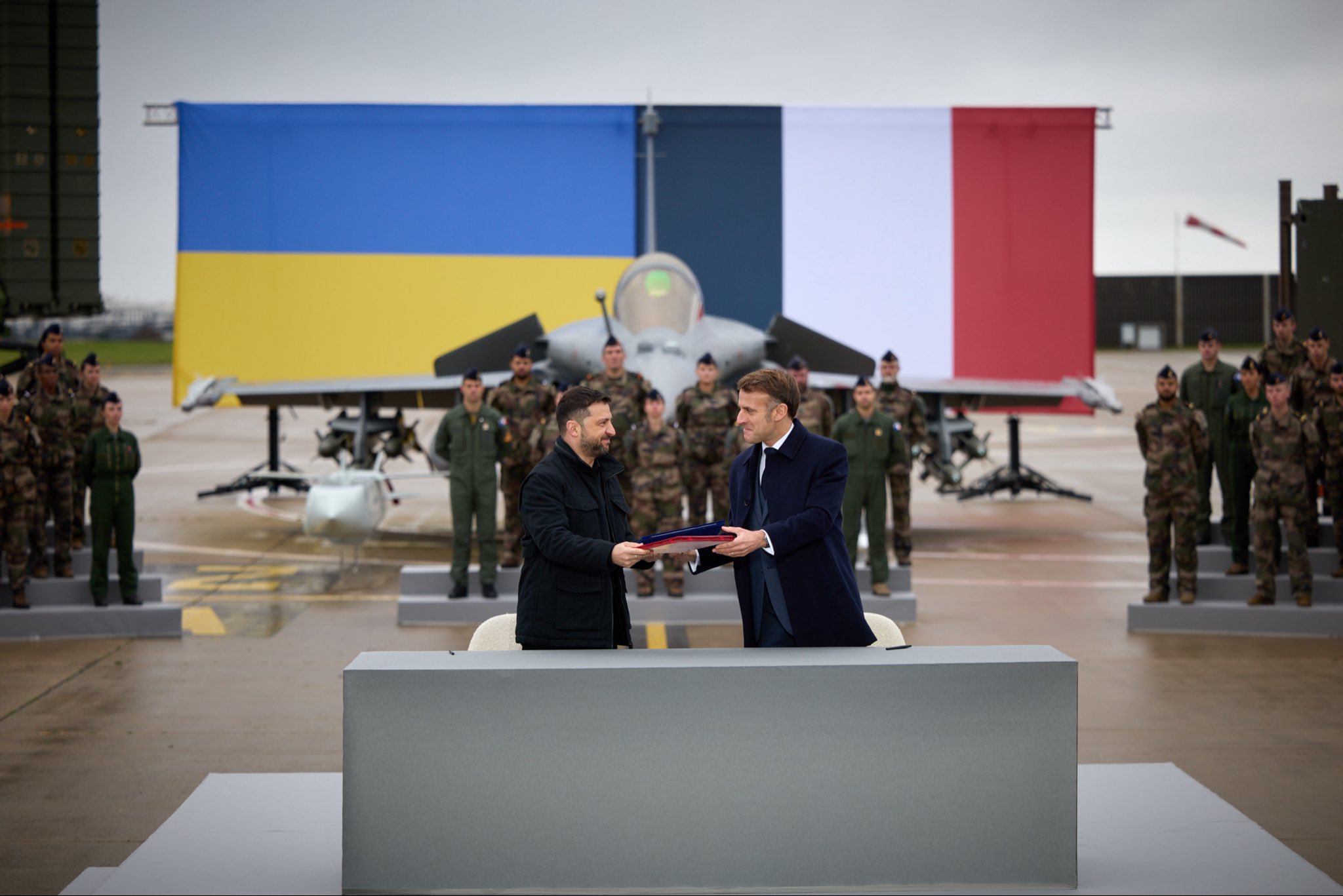 Rafales für Kiew – Frankreich und die Ukraine unterzeichnen symbolträchtiges Rüstungspaket