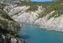 Herbstzauber am See: Ein Spaziergang rund um den Lac de Serre-Ponçon Lac_de_Serre-Ponçon-Wikipedia