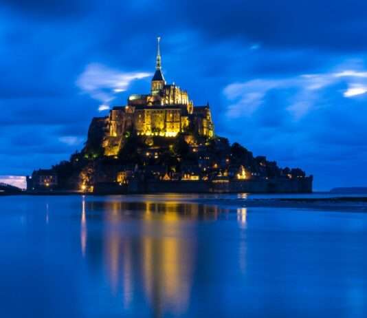 Wenn das Meer kommt – und der Mont Saint-Michel zur Insel wird Mon-Saint_Michel_Flut