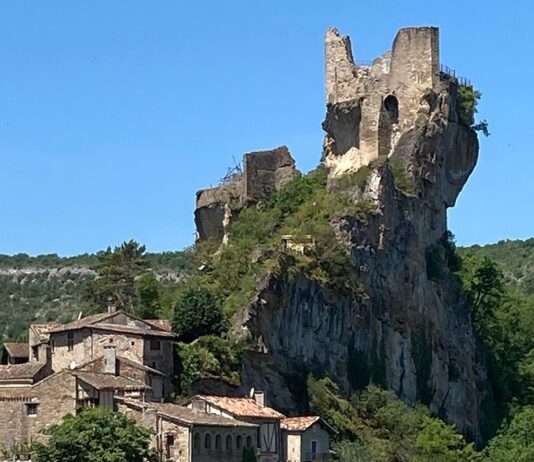 Die Festung über dem Abgrund – Penne und sein mittelalterliches Erbe Penne_et_son_château
