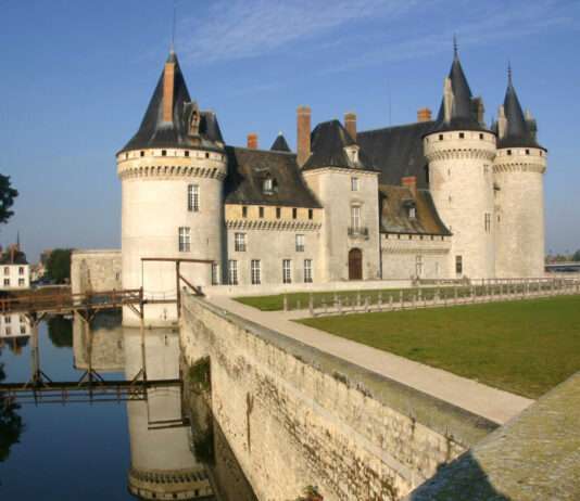 Zwischen Tonerde und Türmchen – eine sonntägliche Reise durch das Herz des Loiret Sully-sur-Loire-Chateau-Wikipedia