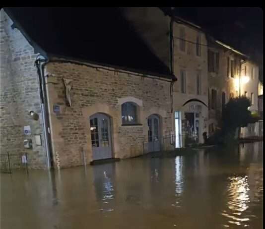 Wenn der Fluss ins Haus kommt: Leben mit dem Hochwasser im Doubs Überschwemmungen_Ornans_Doubs_ScreenX