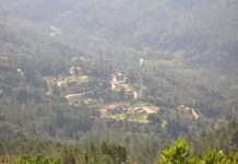 Wiedergeburt im Schatten der Berge: Wie ein korsisches Dorf seine Schule zurückerobert Village_de_Rezza_vu_depuis_le_sentier_montant_à_la_Salincaccia_(photographie_prise_vers_le_Sud)