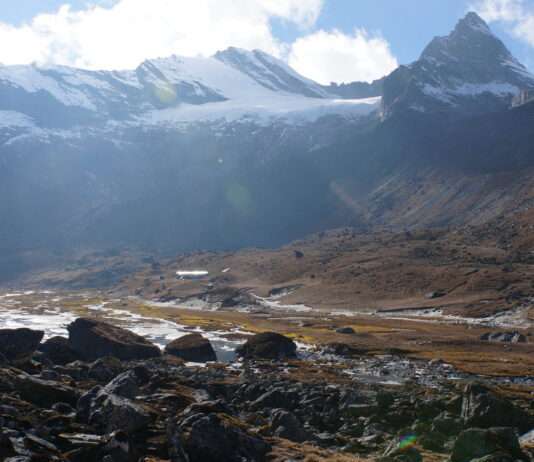 Tod am Berg: Wie Schnee und Sturm im Himalaya neun Menschen das Leben kosteten YalungRi_mit_Basecamp