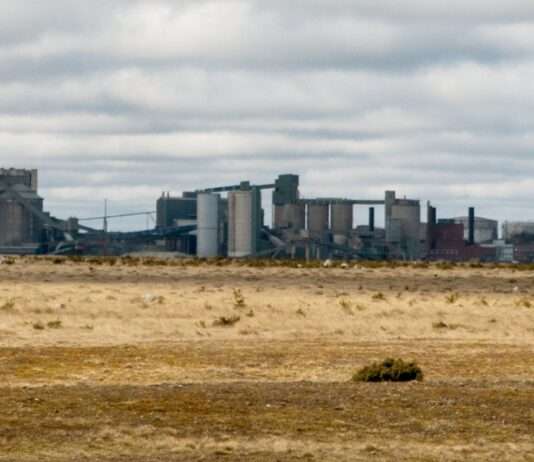 Terrorfinanzierung im Namen der Zementproduktion: Der Lafarge-Prozess in Paris Zementfabrik_Oleh-Holodyshyn_unsplash