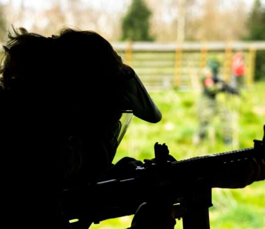 Rätselhafte Schüsse auf Autos im Wald – was geschieht nahe Fougères in der Bretagne? Softair-Waffe_Illustration