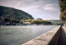 Rhône: Der Fluss als Müllhalde – Frankreichs Wasserstraße im Würgegriff des Plastikzeitalters Illustration_Rhone