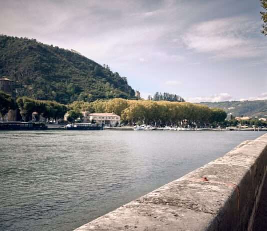 Rhône: Der Fluss als Müllhalde – Frankreichs Wasserstraße im Würgegriff des Plastikzeitalters Illustration_Rhone