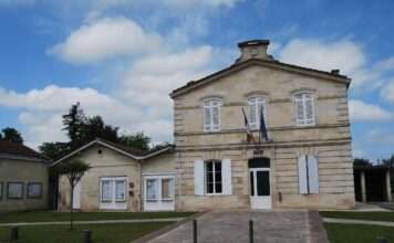 Die Hüterin der Erinnerungen: Wie eine Biografin in der Gironde die Seele eines Dorfes bewahrt Genissac_Mairie_Wikipedia