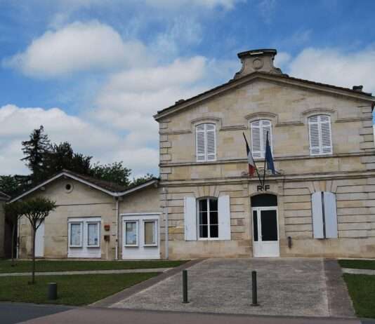 Die Hüterin der Erinnerungen: Wie eine Biografin in der Gironde die Seele eines Dorfes bewahrt Genissac_Mairie_Wikipedia