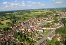 Winterzauber im Perche – eine sonntägliche Reise durch Nebel, Pferdehufe und warmes Boudinaroma Bellême_vu_du_ciel