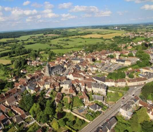 Winterzauber im Perche – eine sonntägliche Reise durch Nebel, Pferdehufe und warmes Boudinaroma Bellême_vu_du_ciel