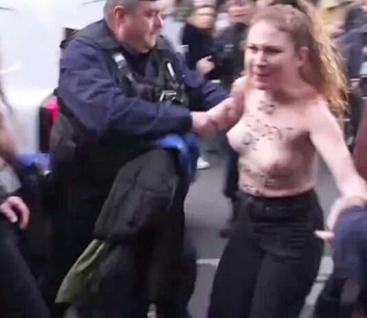 Aufruhr in Paris: Wie zwei Feministinnen Nicolas Sarkozy die Bühne streitig machten Feministischer_Protest_Sarkozy_ScreenX