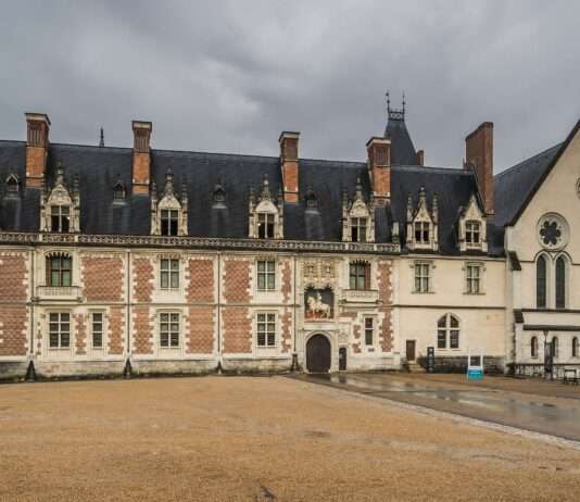 Kein Geld mehr für die Schätze der Republik, ihr Versicherer? Dann löscht doch gleich die Geschichte Château-de-Blois_Wikipedia