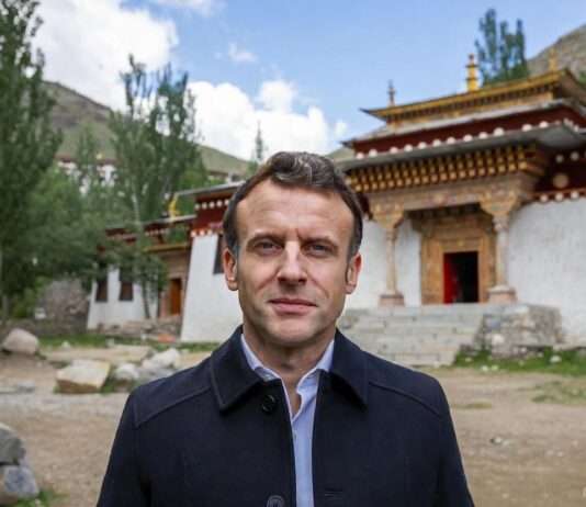 Macron in China: Tibet bleibt ein blinder Fleck europäischer Außenpolitik Macron_Tibet_Illustration