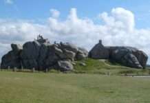 Côte des Légendes – Wenn Granit spricht und der Wind Geschichten flüstert Meneham_Kerlouan_Wikipedia