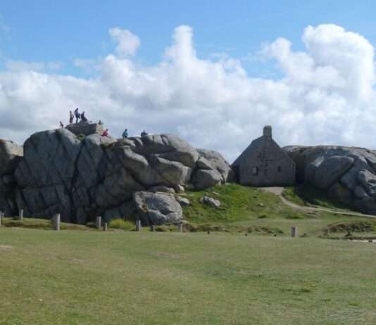 Côte des Légendes – Wenn Granit spricht und der Wind Geschichten flüstert Meneham_Kerlouan_Wikipedia