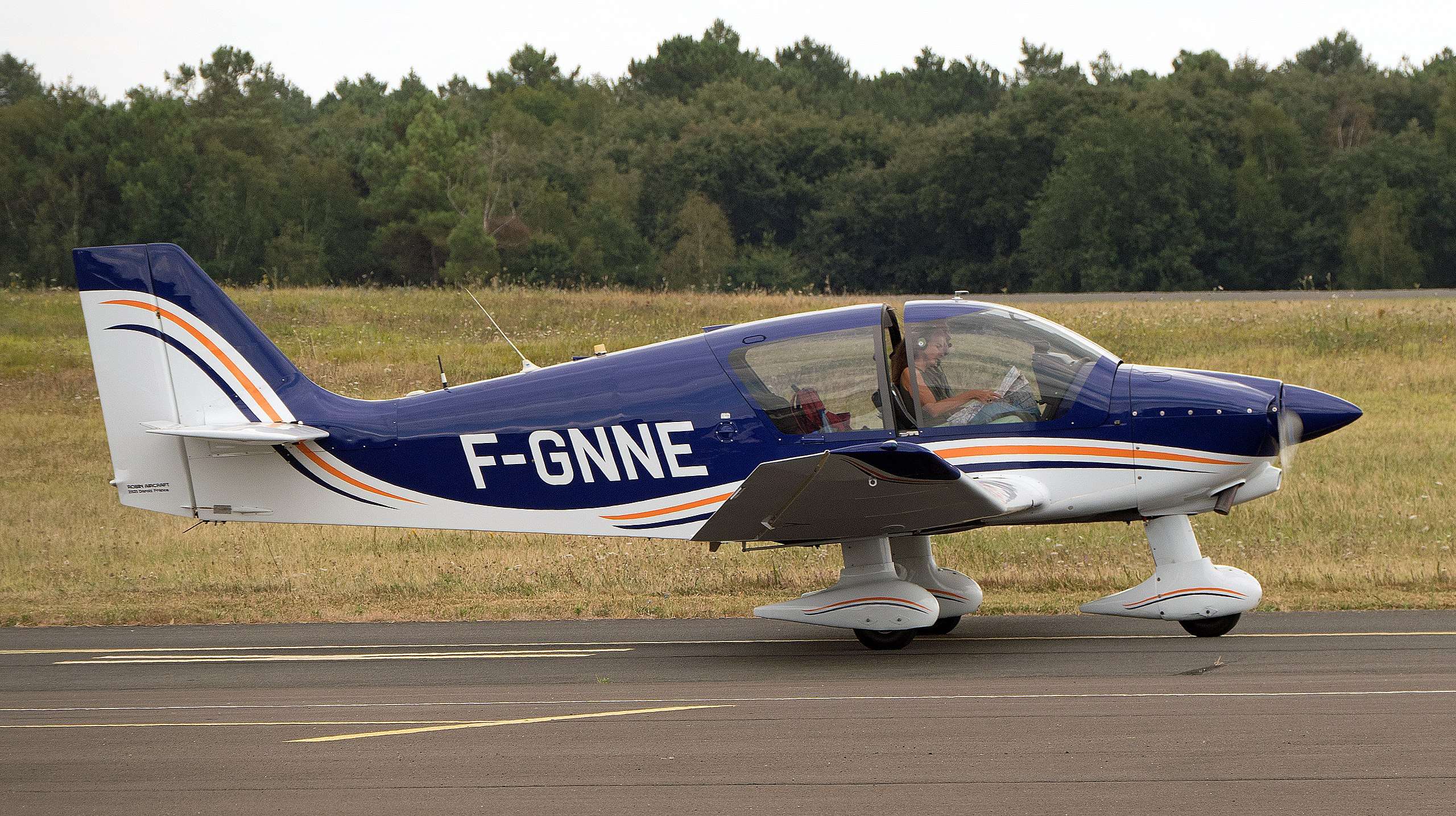 Le Havre: Absturz am Rand der Startbahn - Pilot vermisst