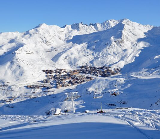 Tod im Schnee von Val Thorens – ein stilles Drama in Europas höchstem Skigebiet View_of_Val_Thorens_in_the_morning_from_Boismint_Wikipedia