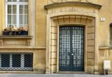 Wenn die Nacht an die Tür klopft Haustür