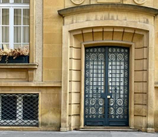 Wenn die Nacht an die Tür klopft Haustür