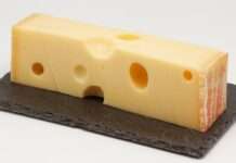 Emmental – warum Frankreichs meistgegessener Käse mehr als nur Löcher hat 2560px-Emmental_(fromage)_01