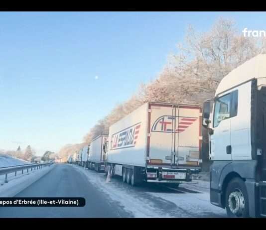Eine Nacht aus Eis und Geduld – 450 Lastwagenfahrer im Schnee der Bretagne gestrandet 450-blockierte-LKW_ScreenFTV