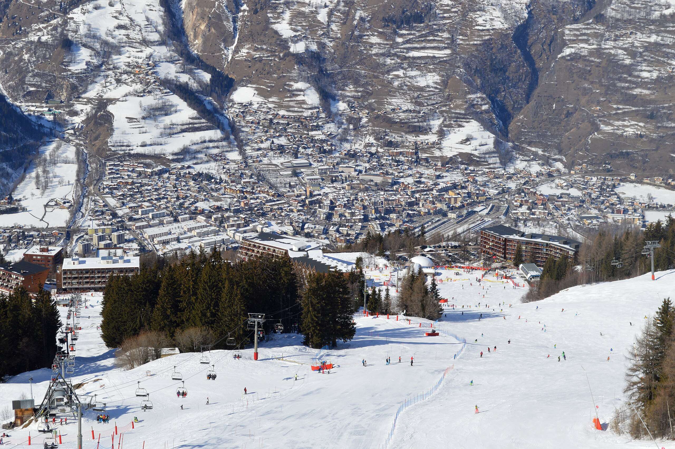 Lachgas im Schnee: Wie Drogenhandel eine Savoyer Skistation erschüttert