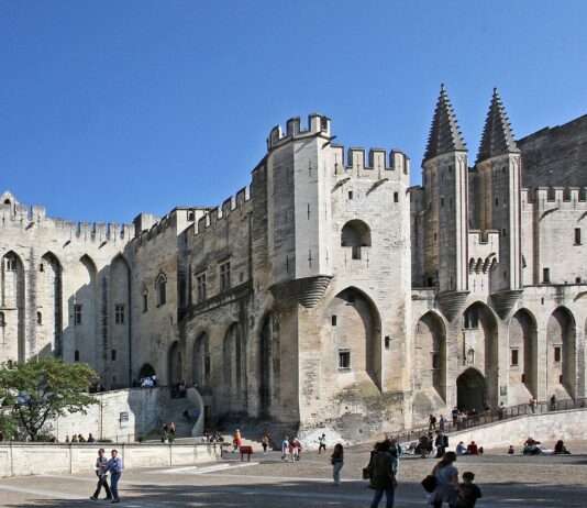 Wenn Geschichte umzieht – warum Avignon seine Archive rettet Avignon,_Palais_des_Papes_by_JM_Rosier