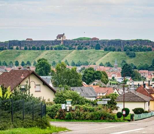 Skurrile Ortsnamen in Lothringen – Auf Entdeckungstour zu La Baffe, Froidcul & Bibiche Bitche_(Zitadelle)_Wikipedia