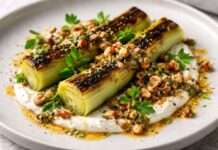 Geflämmter Lauch mit Haselnussvinaigrette und Ziegenquark Geflämmter-Lauch-mit-Haselnussvinaigrette-und-Ziegenquark