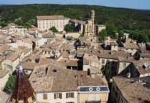 Per Klick ins Glück – warum eine Amerikanerin ihr Leben der KI überließ und in Uzès neu begann Uzes_Wikipedia