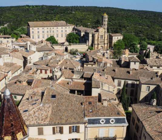 Per Klick ins Glück – warum eine Amerikanerin ihr Leben der KI überließ und in Uzès neu begann Uzes_Wikipedia